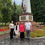 у памятника воинам и партизанам