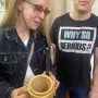 Виктория Щетинина рассматривает деревянную кружку