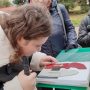 смотрим памятный знак Фаре Витовта в тактильном изображении