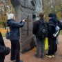 у памятного знака Фаре Витовта