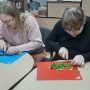 девочки нарезают зелень