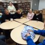Виталий Пралич оределяет на ощупь овощи и фрукты