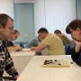 за шахматной доской